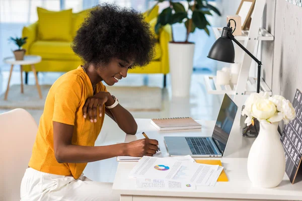 Side View Smiling African American Female Freelancer Working Home — Stock Photo, Image