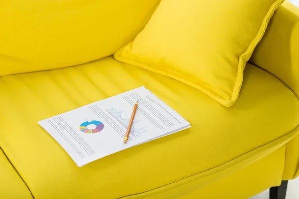 黄色のソファーに鉛筆およびペーパーのビューをクローズ アップ  — 無料ストックフォト
