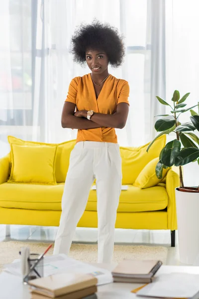 Sonriente Afroamericano Freelancer Con Los Brazos Cruzados Pie Casa Oficina — Foto de Stock