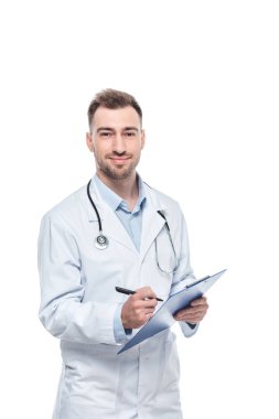 genç erkek doktor stetoskop ve beyaz arka plan üzerinde izole Tanı ile