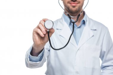 Beyaz arka plan üzerinde izole stetoskop ile erkek doktor kırpılmış atış
