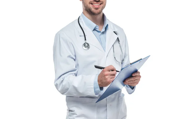 Tiro Recortado Médico Masculino Que Escreve Diagnóstico Área Transferência Isolada — Fotografia de Stock