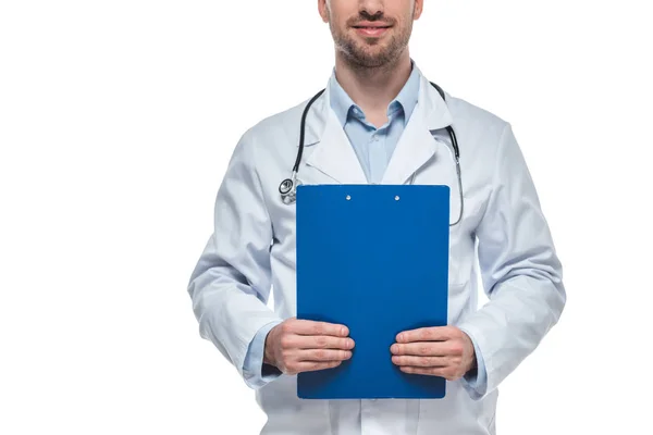 男性医師の聴診器と白い背景に分離されたクリップボードのクロップ撮影  — 無料ストックフォト