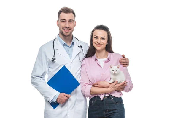 Jonge Vrouw Met Kleine Kat Handen Mannelijke Dierenarts Geïsoleerd Witte — Stockfoto