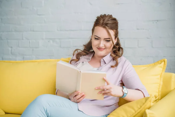 Wanita Cantik Membaca Buku Sofa Rumah — Stok Foto