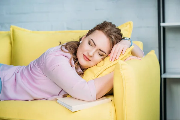 Bela Mulher Dormindo Sofá Com Livro Casa — Fotografia de Stock