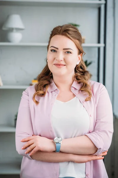 Belle Femme Debout Avec Les Bras Croisés Regardant Caméra Maison — Photo