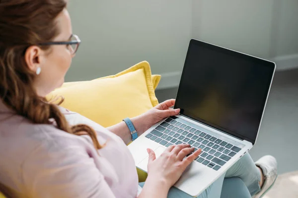 Μερική Άποψη Του Freelancer Που Κάθεται Laptop Στον Καναπέ Στο — Φωτογραφία Αρχείου