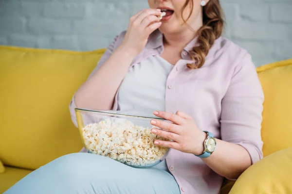 Przycięte Zdjęcie Kobiety Domu Jedzenie Popcorn — Zdjęcie stockowe