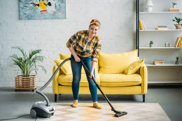美丽的妇女清洁地毯与真空吸尘器在家里 — 图库照片