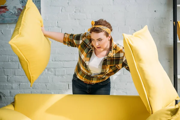 Mooie Vrouw Zoek Onder Gele Kussens Thuis — Stockfoto