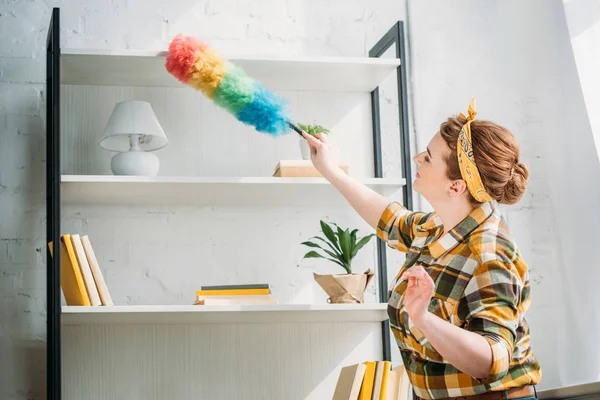 Beautiful Woman Dusting Shelves Home — Stock Photo, Image