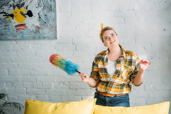 Mulher Bonita Pensiva Posando Com Pincel Colorido Para Limpeza Casa — Fotografia de Stock