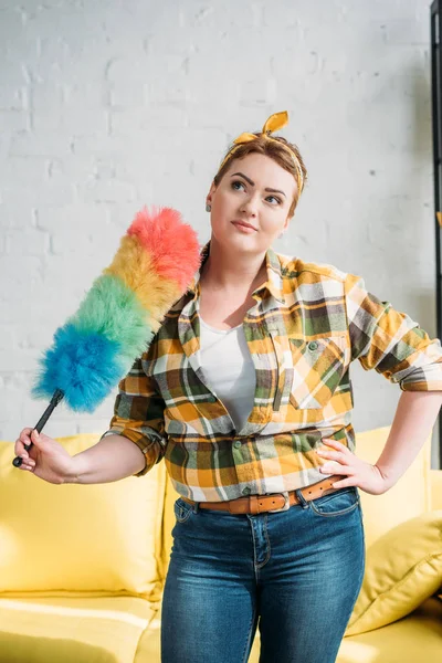 Atractiva Mujer Posando Con Cepillo Polvo Para Limpiar Casa — Foto de Stock