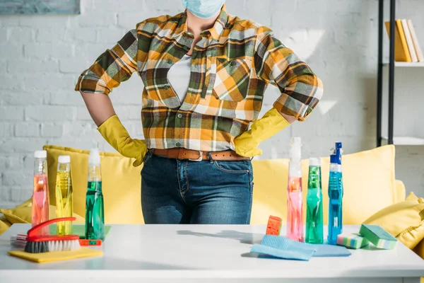Temizlik Malzemeleri Evde Ile Tablo Yakın Duran Kadın Kırpılmış Görüntü — Stok fotoğraf