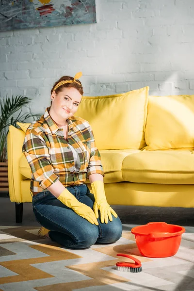 Hermosa Mujer Sentada Suelo Con Suministros Para Limpiar Alfombra Casa — Foto de Stock