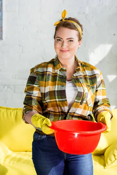 Hermosa Mujer Sosteniendo Cubo Rojo Con Agua Para Limpiar Casa — Foto de Stock