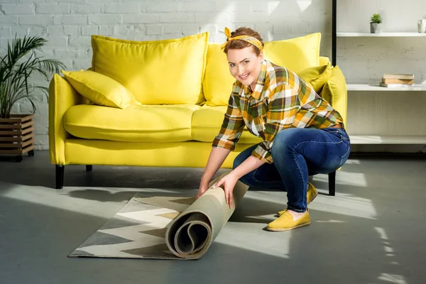 Schöne Frau Entfernt Teppich Für Bodenreinigung Hause — Stockfoto