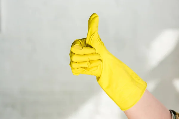在家里打扫的时候 戴着橡皮手套的女人被裁剪的图像显示拇指 — 图库照片