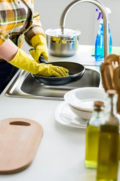 Περικομμένη Εικόνα Γυναίκας Πλύσιμο Τηγάνι Στην Κουζίνα — Φωτογραφία Αρχείου