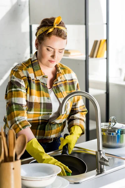 Bela Mulher Lavando Frigideira Cozinha — Fotografia de Stock