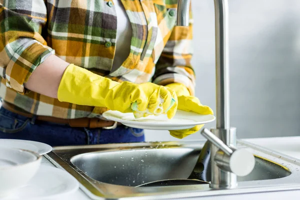 Immagine Ritagliata Donna Piatto Lavaggio Cucina — Foto Stock