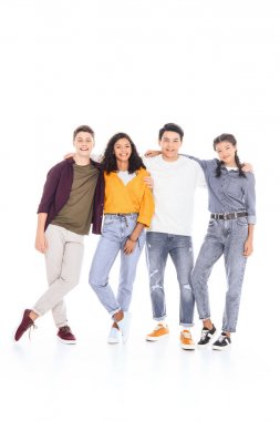 birbirlerine sarılma ve üzerinde beyaz izole kamera bakarak çok ırklı gençler