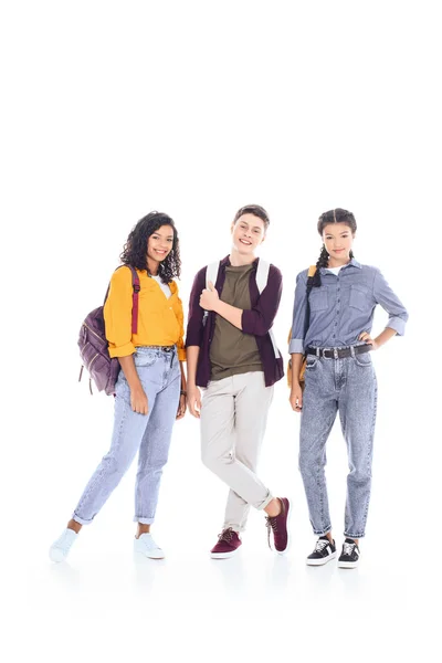 Sorrindo Estudantes Multiétnicos Com Mochilas Olhando Para Câmera Isolada Branco — Fotografia de Stock