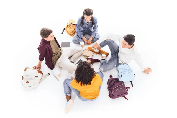 Visão Alto Ângulo Estudantes Multirraciais Com Mochilas Cadernos Isolados Branco — Fotografia de Stock