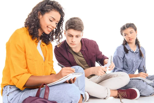 Estudantes Multiétnicos Fazendo Lição Casa Juntos Isolados Branco — Fotografia de Stock