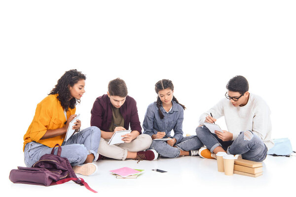 многорасовые студенты делают домашнее задание вместе изолированы на белом
