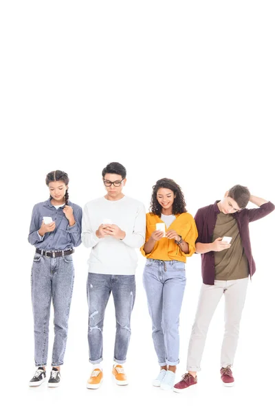 Multiculturele Tiener Vrienden Met Behulp Van Smartphones Geïsoleerd Wit — Stockfoto