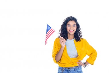 gülümseyen genç Afro-Amerikan öğrenci kız beyaz izole ABD bayrağı ile