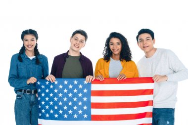Grup üzerinde beyaz izole ABD bayrağı ile mutlu çok ırklı öğrenci