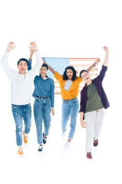 Grup üzerinde beyaz izole ABD bayrağı ile mutlu öğrenci