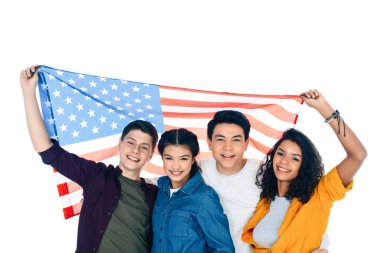 Grup üzerinde beyaz izole ABD bayrağı ile mutlu teen öğrenci