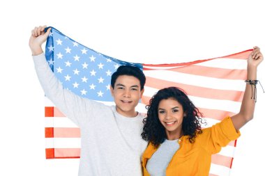 arkasından üzerine beyaz izole Amerikan bayrağı ile genç öğrenciler