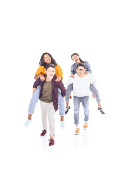 Glücklich Interracial Teen Friends Huckepack Zusammen Isoliert Auf Weiß — kostenloses Stockfoto