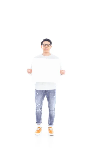 Lachende Aziatische Tiener Met Lege Banner Handen Geïsoleerd Wit — Gratis stockfoto