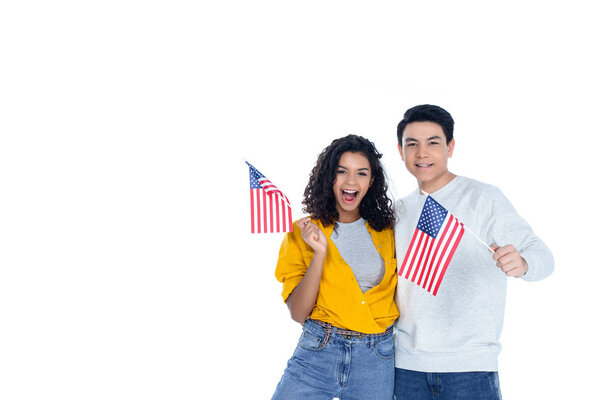улыбающиеся студенты-подростки с флагами США, изолированными на белом
