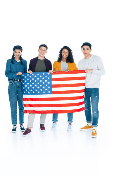 счастливые мультиэтнические студенты с флагом США изолированы на белом
