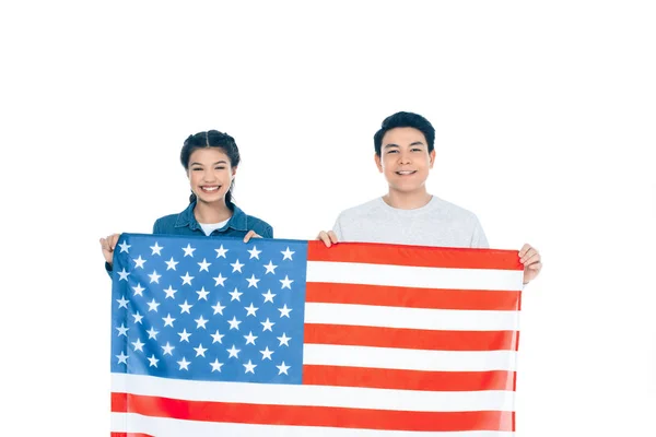 アメリカの国旗が白で隔離と多民族の十代の学生 — ストック写真