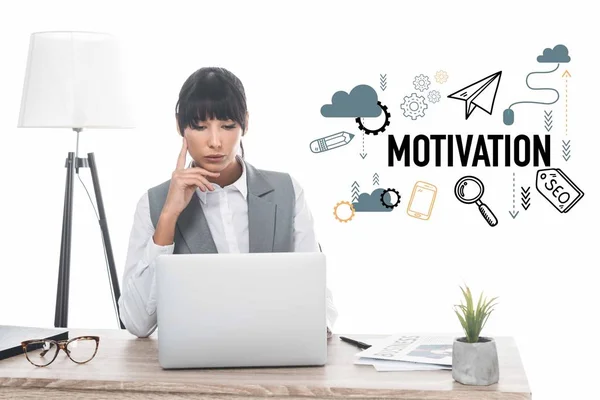 Üzletasszony Asztalnál Ült Nézte Laptop Elszigetelt Fehér Motiváció Felirat Üzleti — Stock Fotó