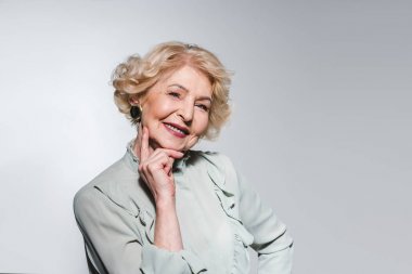 yakın çekim gri izole çekici kadın kıdemli portresi