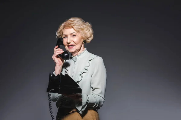 Smiling Senior Woman Talking Vintage Phone Dark Grey — Stock Photo, Image