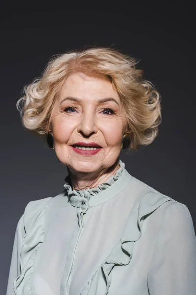 Close Portret Van Lachende Senior Vrouw Camera Kijken Donkergrijs — Stockfoto