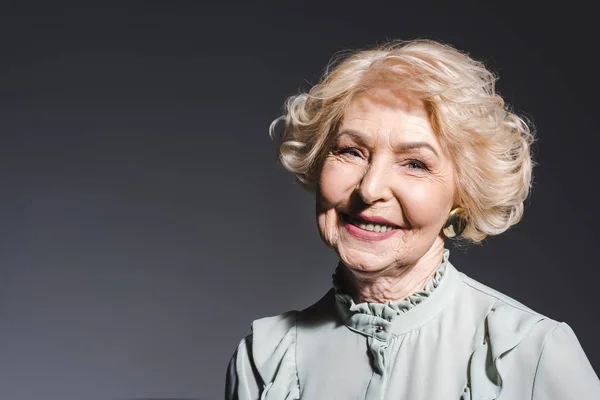 Close Retrato Bela Mulher Sênior Olhando Para Câmera Cinza Escuro — Fotografia de Stock