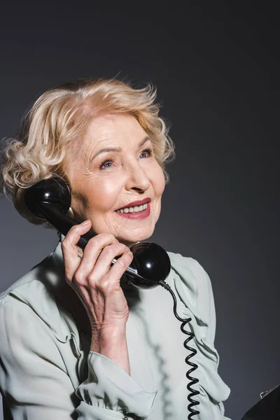 Ritratto Ravvicinato Della Donna Anziana Sorridente Che Parla Telefono Vintage — Foto Stock