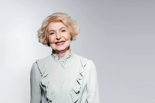 Retrato Cerca Mujer Mayor Feliz Camisa Elegante Aislado Gris — Foto de Stock