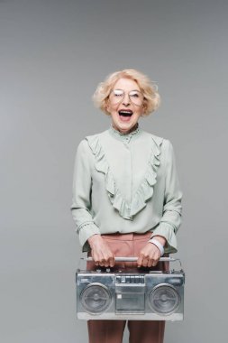 vintage boombox gri izole ile kadın kıdemli bağırarak